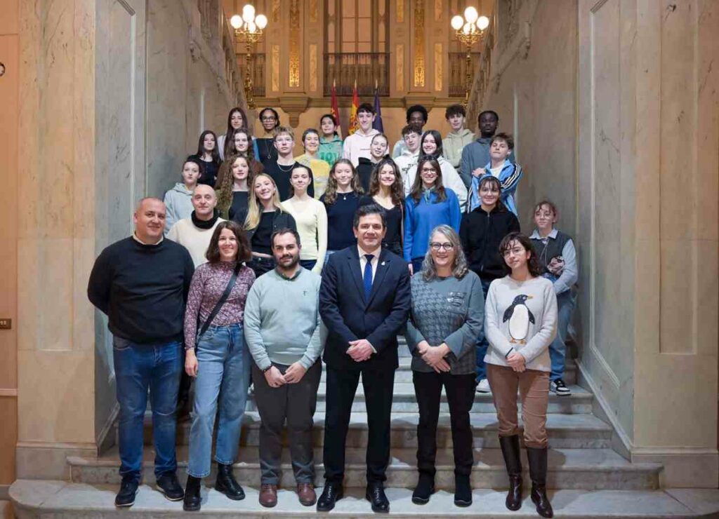 Valverde subraya durante una recepción a estudiantes franceses que “las acciones de la Diputación están bastante alejadas de la ideología y se centran en resolver problemas a los ayuntamientos” 3 valverde recepcion estudiantes 3