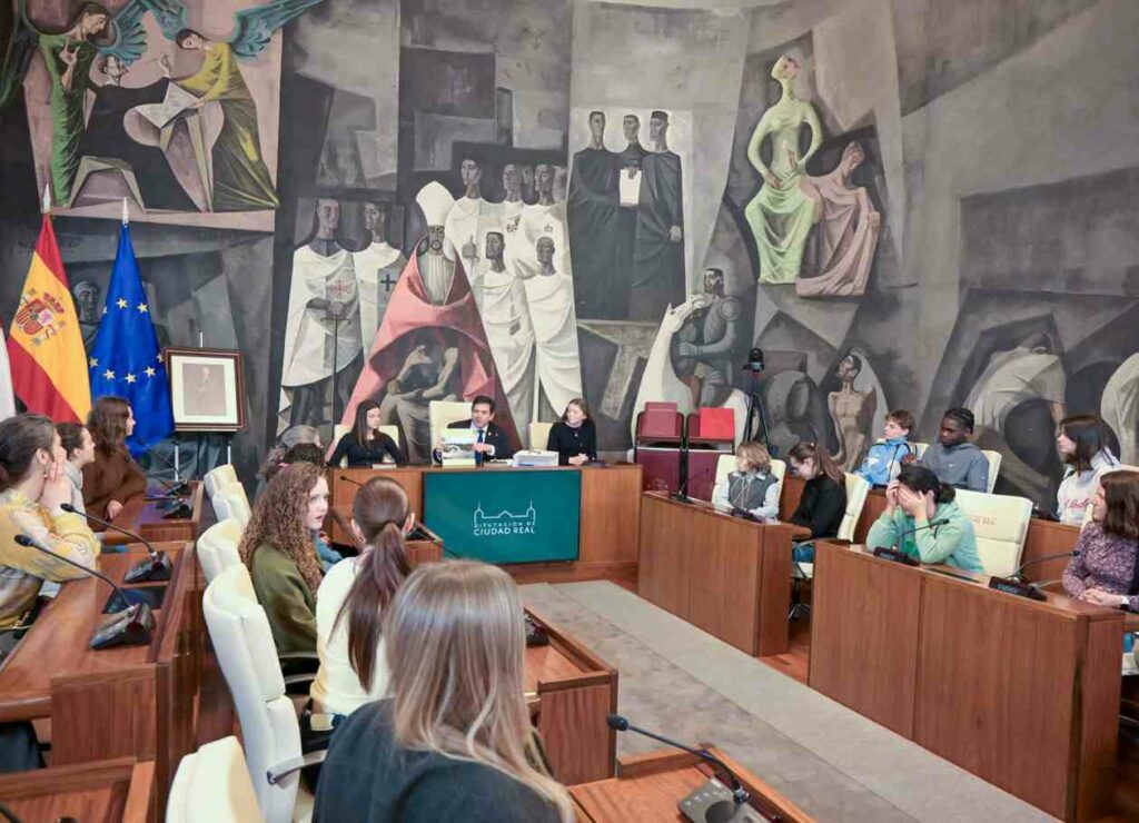 Valverde subraya durante una recepción a estudiantes franceses que “las acciones de la Diputación están bastante alejadas de la ideología y se centran en resolver problemas a los ayuntamientos” 4 valverde recepcion estudiantes 4