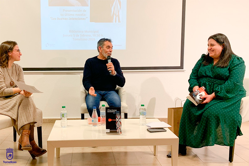 El escritor Víctor del Árbol Del Árbol subraya, “en la cuna de Plinio”, el sentido de la justicia que inspira sus novelas