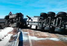 Vuelca un camión cisterna en la A-43 en el término de Argamasilla de Alba y obliga a actuar de urgencia por fuga de gasoil