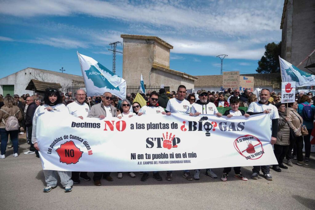 Más de un millar de personas claman en Campos del Paraíso contra las plantas de biogás 9 Manifestacion carrascosa Del Campo1