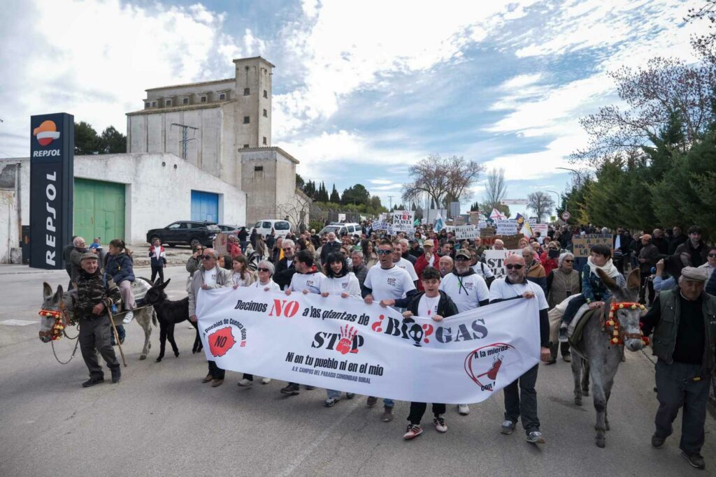 Más de un millar de personas claman en Campos del Paraíso contra las plantas de biogás 8 Manifestacion carrascosa Del Campo2