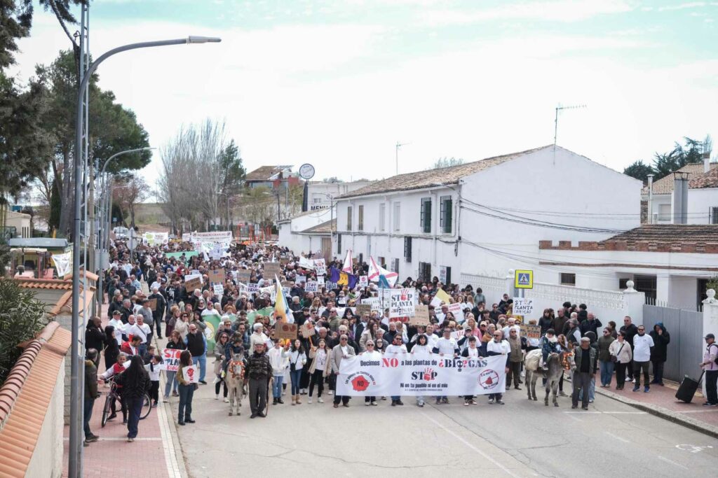 Más de un millar de personas claman en Campos del Paraíso contra las plantas de biogás 7 Manifestacion carrascosa Del Campo3