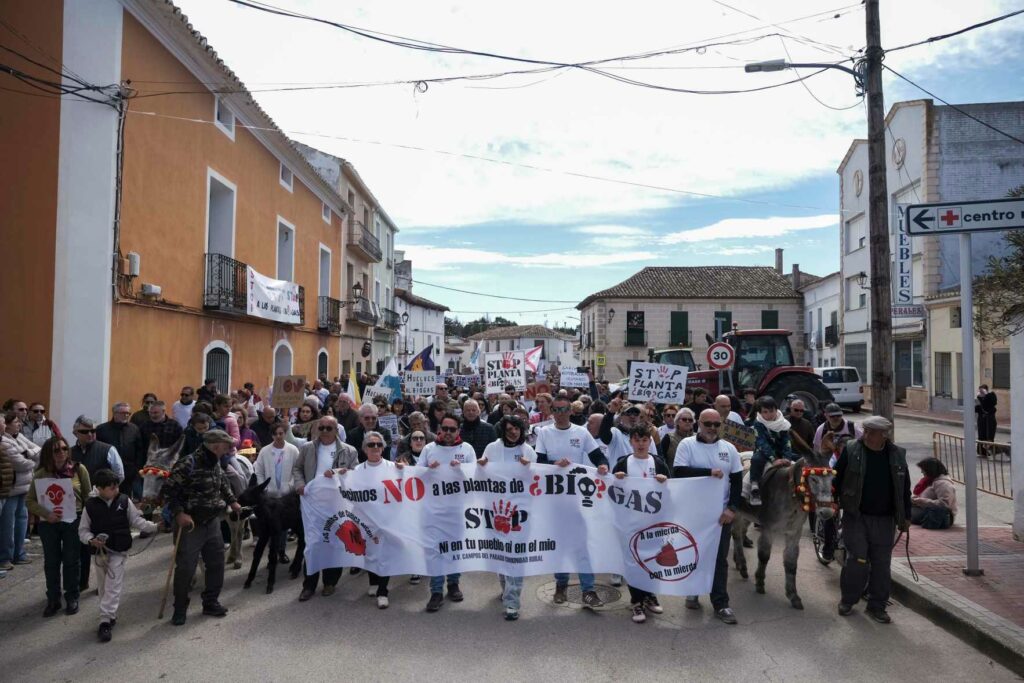 Más de un millar de personas claman en Campos del Paraíso contra las plantas de biogás 4 Manifestacion carrascosa Del Campo6
