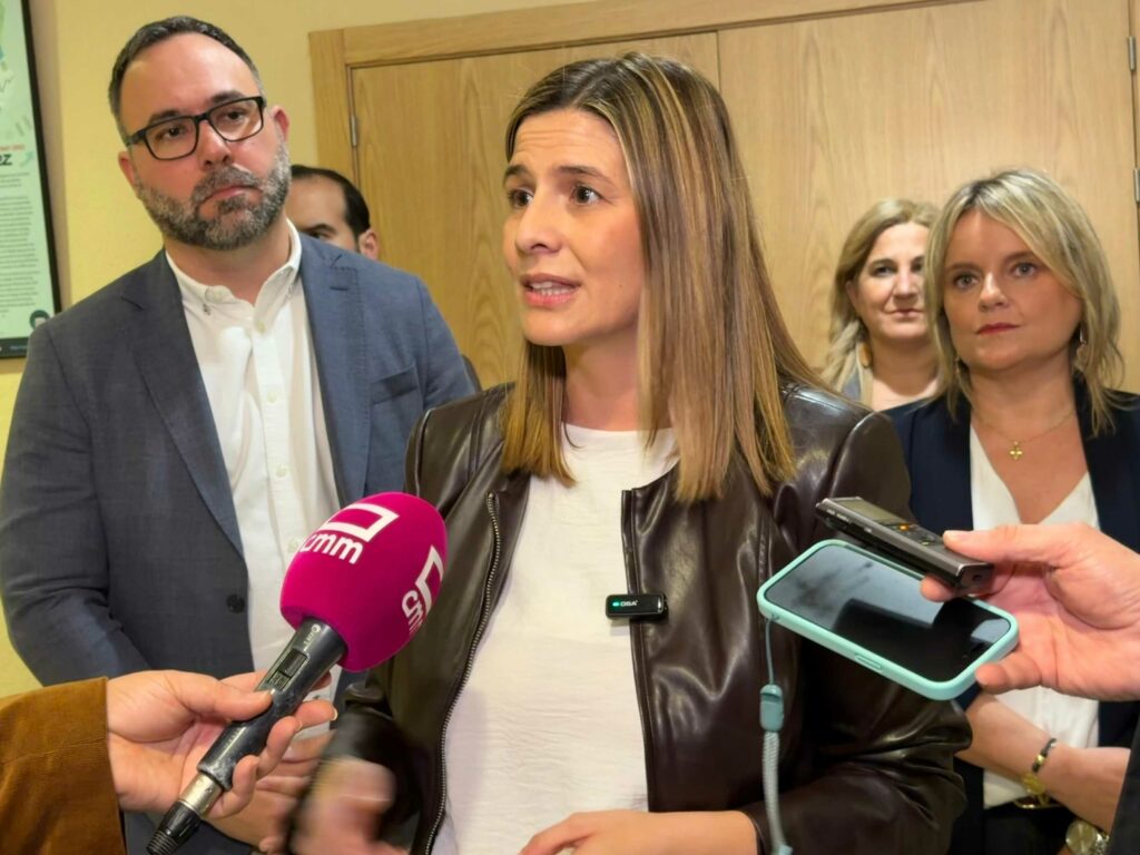 Carolina Agudo, Javier Navarro y Marimar Blanco protagonizan en Tomelloso un acto del PP marcado por la emoción, la cercanía y la memoria 1 Carolina Agudo, Javier Navarro y Marimar Blanco protagonizan en Tomelloso un acto del PP marcado por la emoción, la cercanía y la memoria