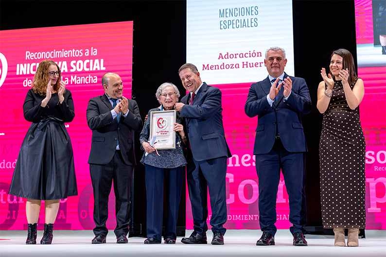 Adoración Mendoza recibe un reconocimiento especial por toda una vida de compromiso con el voluntariado y la solidaridad