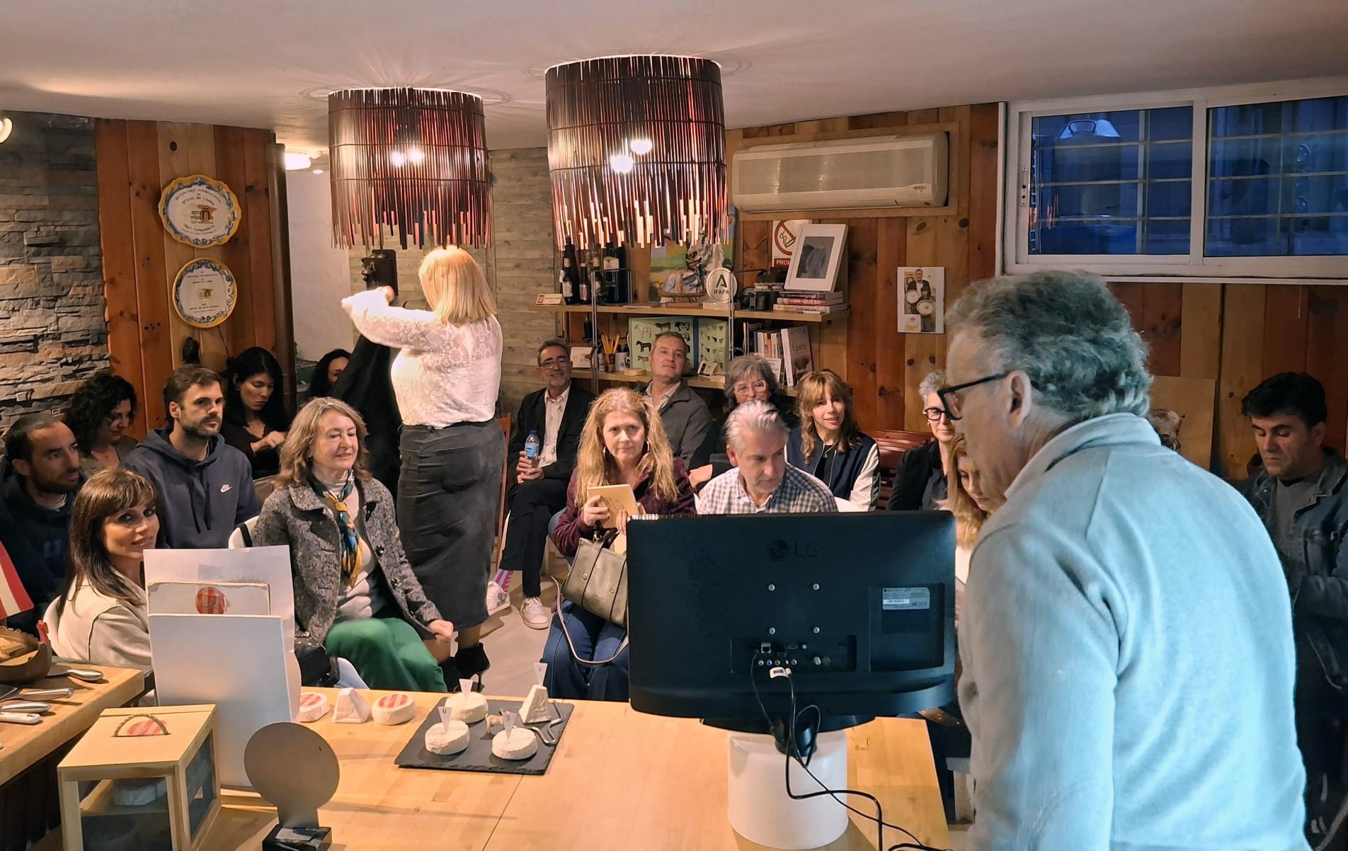 Aforo completo en la jornada de AMFAR sobre incorpopración de la mujer al sector agroalimentario