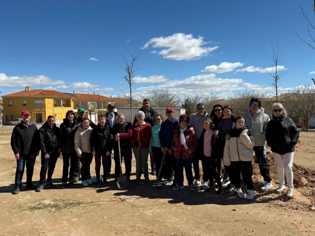 Cerca de un centenar de vecinos de Villacañas participan en la plantación del futuro Parque de la Diversidad con la iniciativa “Apadrina un árbol” 5 apadrinaarbol