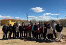 Cerca de un centenar de vecinos de Villacañas participan en la plantación del futuro Parque de la Diversidad con la iniciativa “Apadrina un árbol” Cerca de un centenar de vecinos de Villacañas participan en la plantación del futuro Parque de la Diversidad con la iniciativa “Apadrina un árbol”