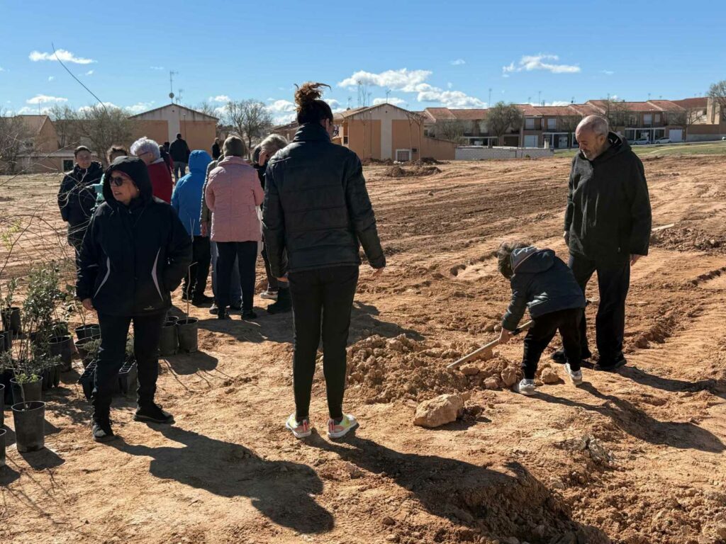 Cerca de un centenar de vecinos de Villacañas participan en la plantación del futuro Parque de la Diversidad con la iniciativa “Apadrina un árbol” 2 apadrinaarbol 3