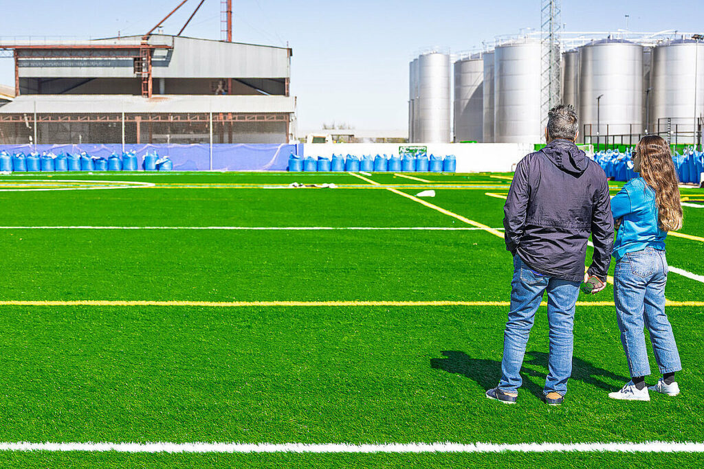 Avanzan a buen ritmo las obras de renovación del césped del campo de fútbol en el Polideportivo Municipal “Santiago García” 8 avanzabuenritmoestadioargamasilla