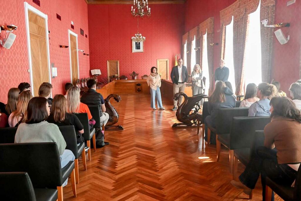 Navarro da la bienvenida a los alumnos del programa Erasmus del IES Alto Guadiana procedentes de Francia y Letonia 2 avarroprogramaerasmus 2