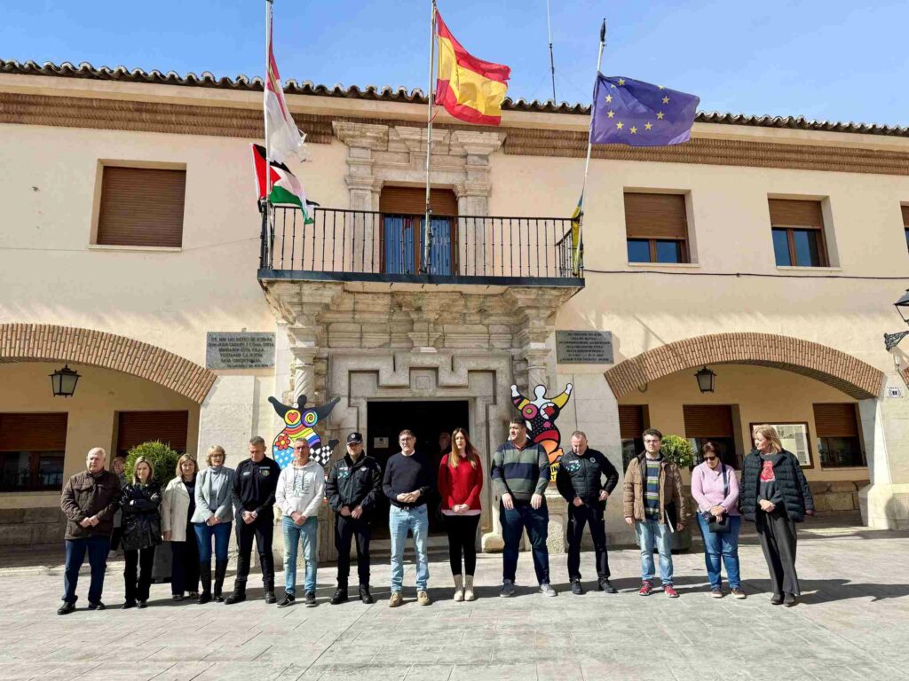 El Ayuntamiento de Villacañas guarda un minuto de silencio en recuerdo a las víctimas del 11M 4 aytovillacanas8m