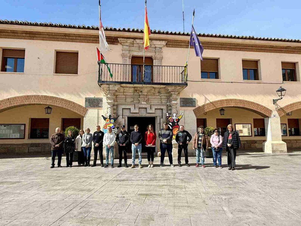 El Ayuntamiento de Villacañas guarda un minuto de silencio en recuerdo a las víctimas del 11M 1 aytovillacanas8m 2