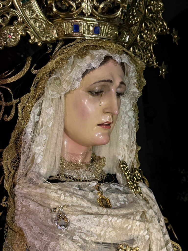 La Virgen de la Soledad recibe el cariño de sus fieles en un besamanos especial en la Iglesia de la Asunción 5 besamanossoledad 3