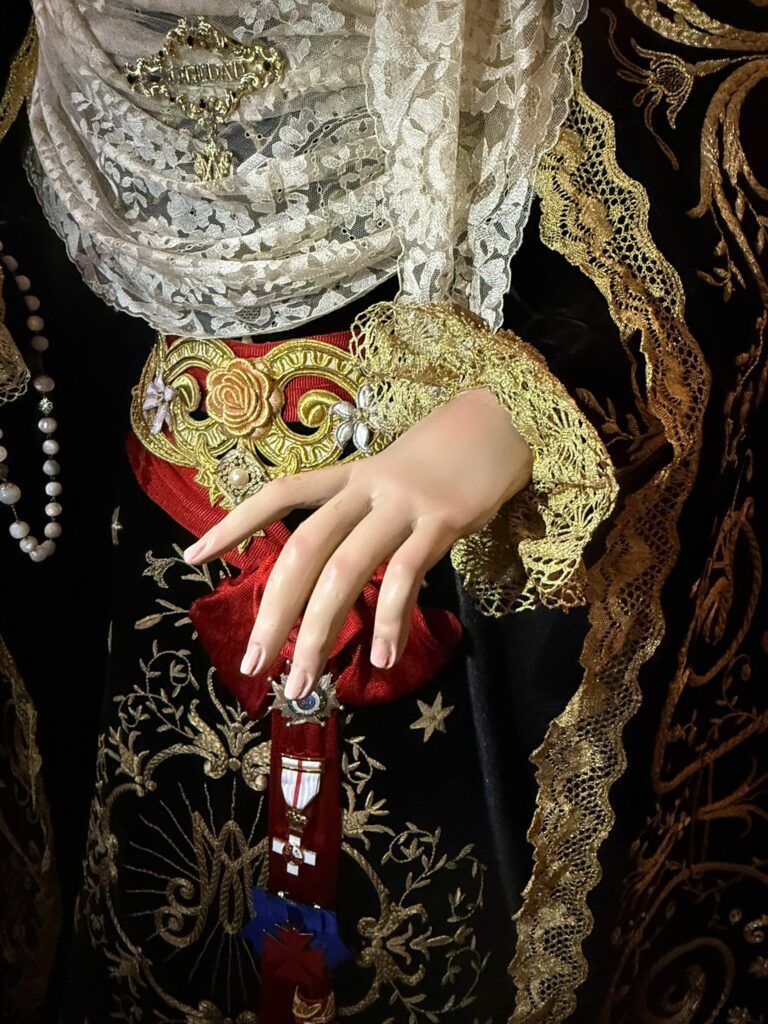 La Virgen de la Soledad recibe el cariño de sus fieles en un besamanos especial en la Iglesia de la Asunción 4 besamanossoledad 4