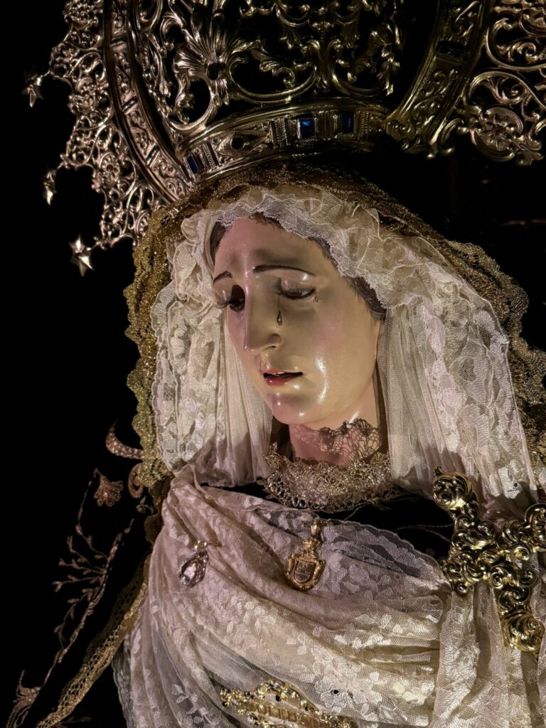 La Virgen de la Soledad recibe el cariño de sus fieles en un besamanos especial en la Iglesia de la Asunción 7 besamanossoledad