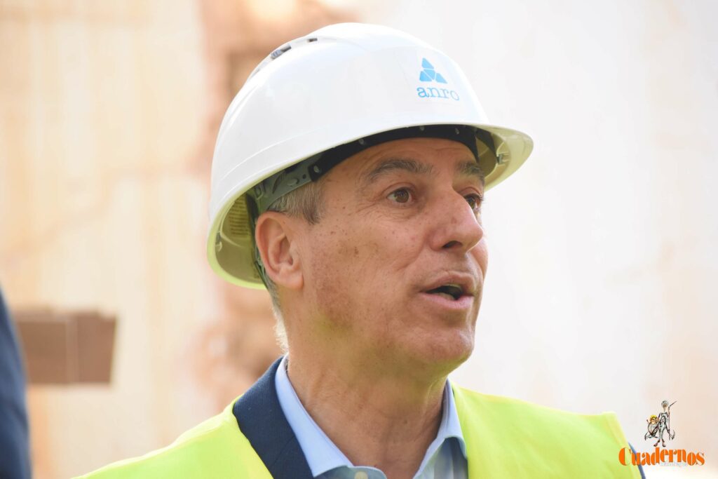 Caballero y Fernández visitan en Tomelloso las obras del primer hotel reubicable de cuatro estrellas de Europa que construye ANRO 14 caballero visita hotel anro fco carretero 01