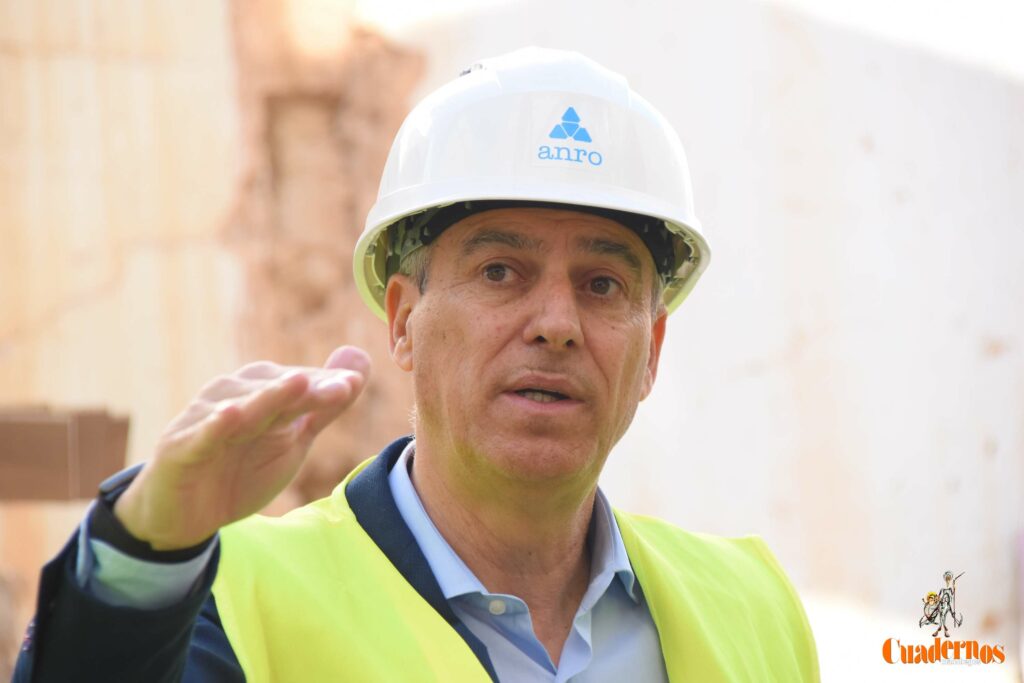Caballero y Fernández visitan en Tomelloso las obras del primer hotel reubicable de cuatro estrellas de Europa que construye ANRO 15 caballero visita hotel anro fco carretero 02