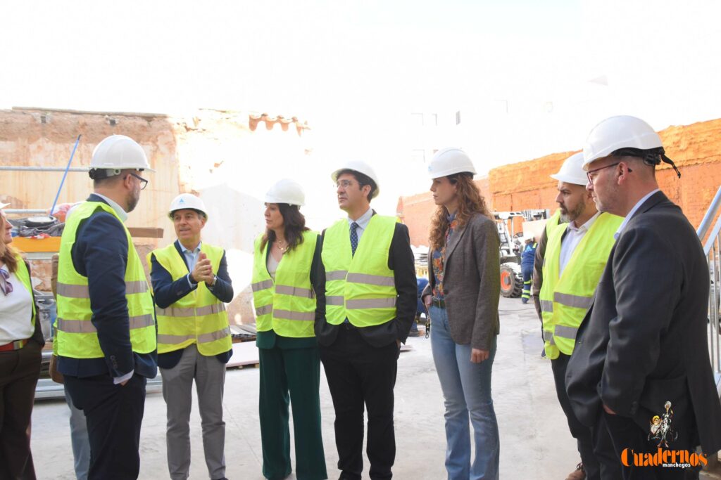 Caballero y Fernández visitan en Tomelloso las obras del primer hotel reubicable de cuatro estrellas de Europa que construye ANRO 16 caballero visita hotel anro fco carretero 03