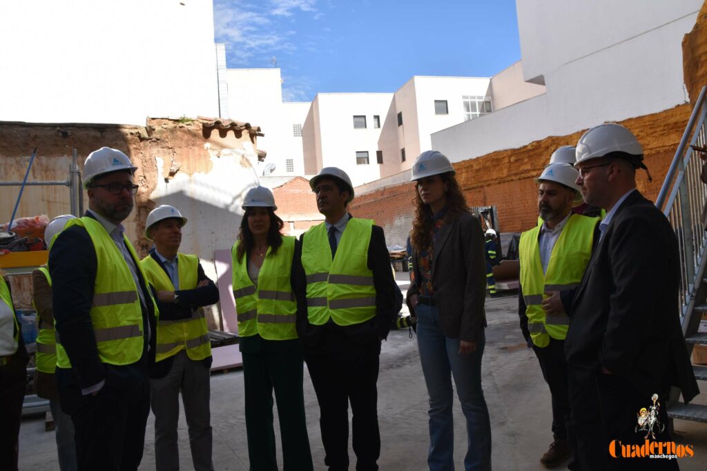 Caballero y Fernández visitan en Tomelloso las obras del primer hotel reubicable de cuatro estrellas de Europa que construye ANRO 17 caballero visita hotel anro fco carretero 04