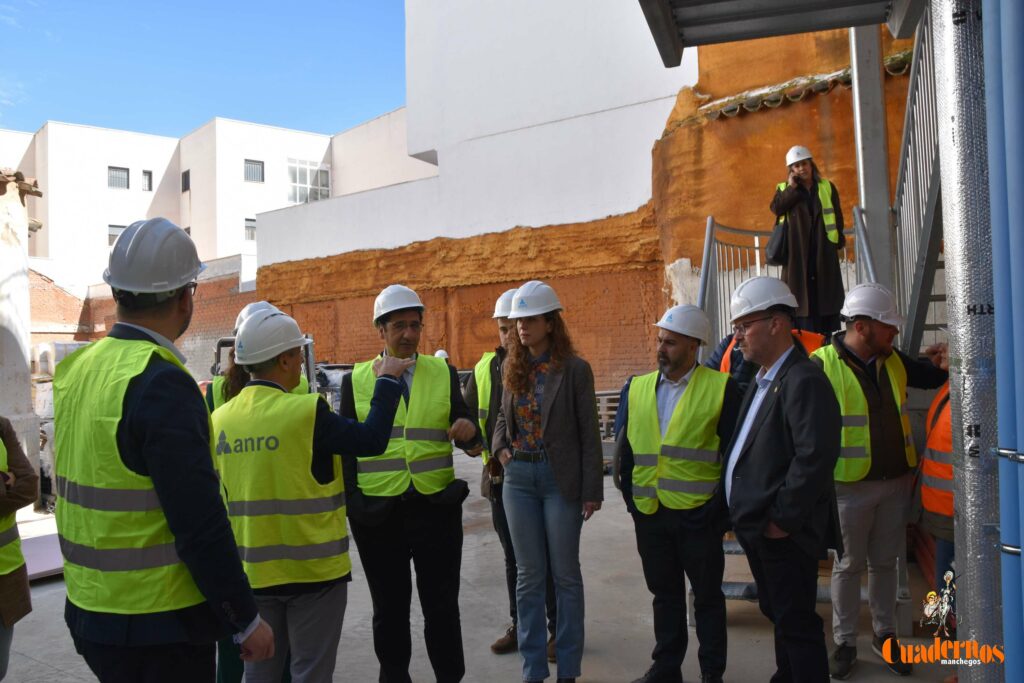 Caballero y Fernández visitan en Tomelloso las obras del primer hotel reubicable de cuatro estrellas de Europa que construye ANRO 18 caballero visita hotel anro fco carretero 06
