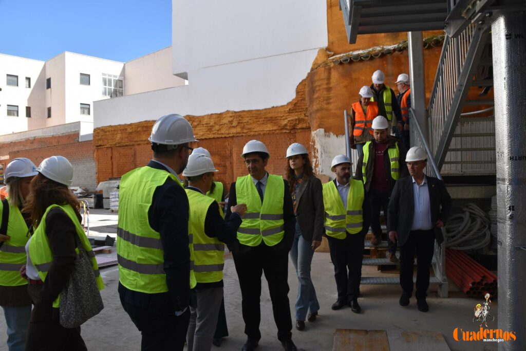 Caballero y Fernández visitan en Tomelloso las obras del primer hotel reubicable de cuatro estrellas de Europa que construye ANRO 19 caballero visita hotel anro fco carretero 07