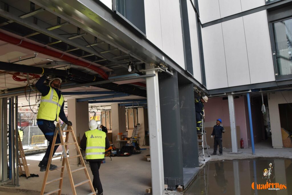 Caballero y Fernández visitan en Tomelloso las obras del primer hotel reubicable de cuatro estrellas de Europa que construye ANRO 20 caballero visita hotel anro fco carretero 08