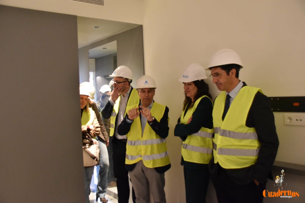 Caballero y Fernández visitan en Tomelloso las obras del primer hotel reubicable de cuatro estrellas de Europa que construye ANRO 21 caballero visita hotel anro fco carretero 09