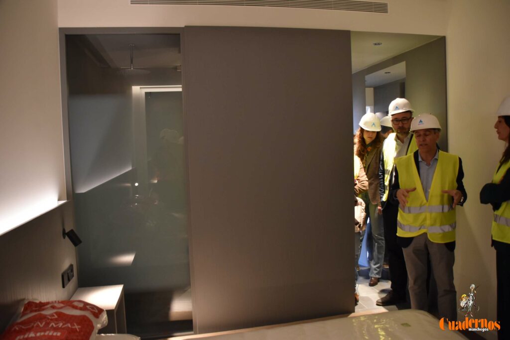 Caballero y Fernández visitan en Tomelloso las obras del primer hotel reubicable de cuatro estrellas de Europa que construye ANRO 22 caballero visita hotel anro fco carretero 10