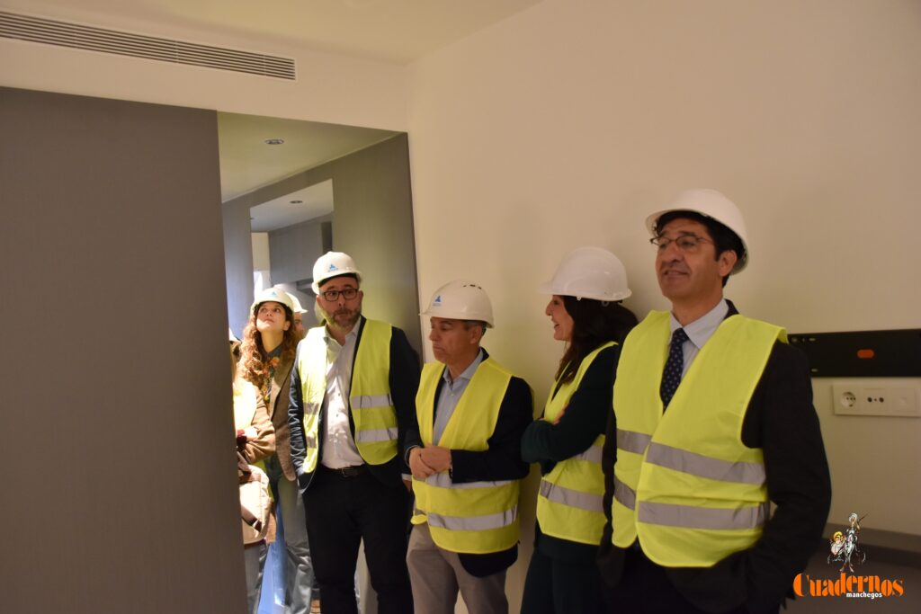 Caballero y Fernández visitan en Tomelloso las obras del primer hotel reubicable de cuatro estrellas de Europa que construye ANRO 24 caballero visita hotel anro fco carretero 12