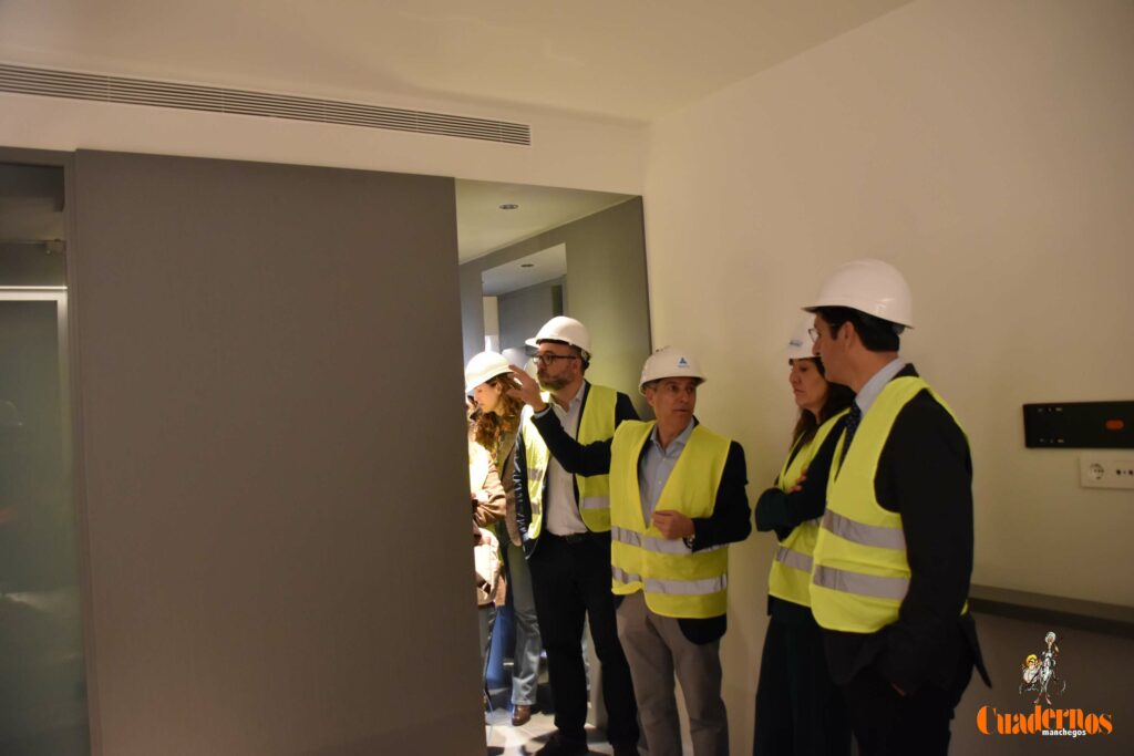 Caballero y Fernández visitan en Tomelloso las obras del primer hotel reubicable de cuatro estrellas de Europa que construye ANRO 25 caballero visita hotel anro fco carretero 13