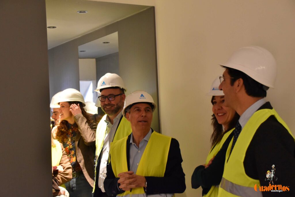 Caballero y Fernández visitan en Tomelloso las obras del primer hotel reubicable de cuatro estrellas de Europa que construye ANRO 26 caballero visita hotel anro fco carretero 14