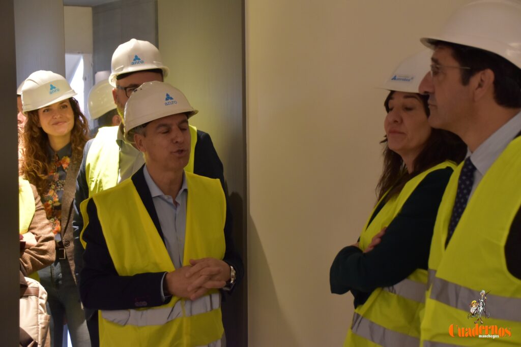 Caballero y Fernández visitan en Tomelloso las obras del primer hotel reubicable de cuatro estrellas de Europa que construye ANRO 27 caballero visita hotel anro fco carretero 16