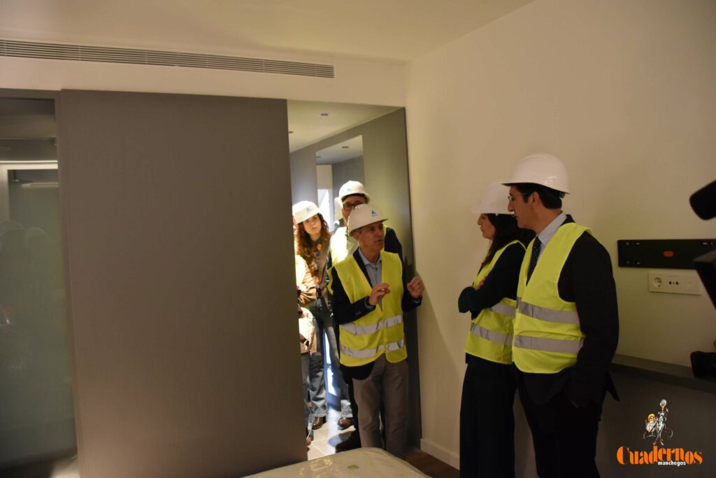 Caballero y Fernández visitan en Tomelloso las obras del primer hotel reubicable de cuatro estrellas de Europa que construye ANRO 28 caballero visita hotel anro fco carretero 17