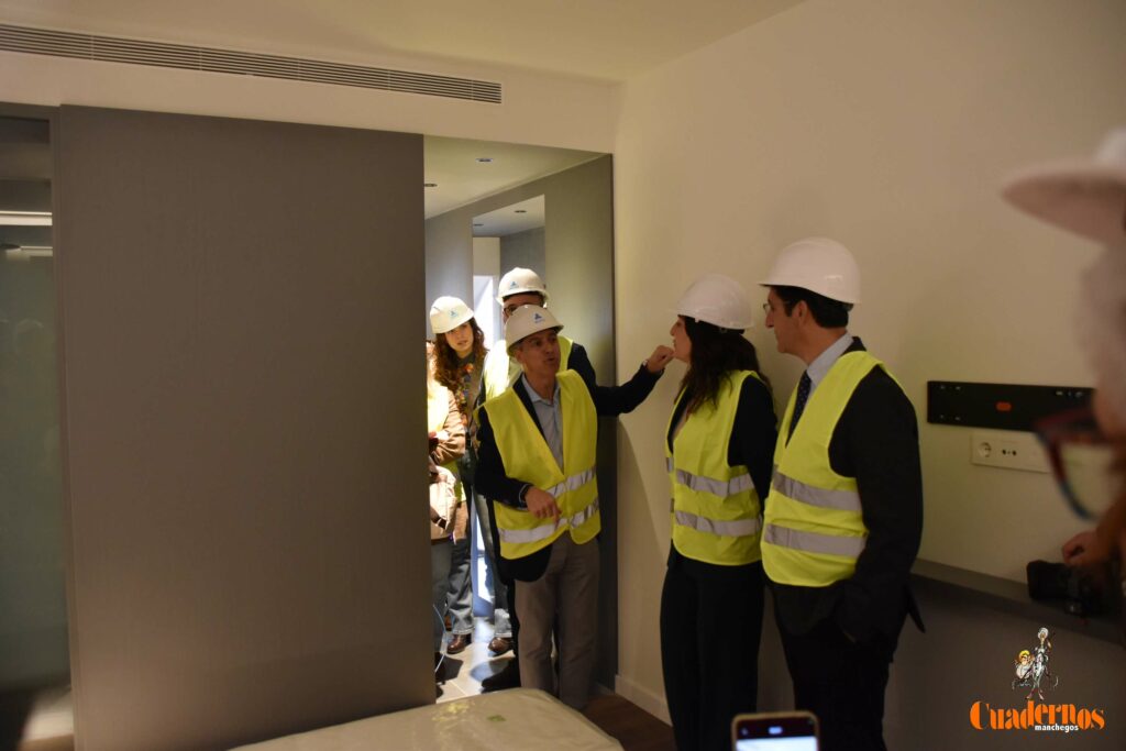 Caballero y Fernández visitan en Tomelloso las obras del primer hotel reubicable de cuatro estrellas de Europa que construye ANRO 29 caballero visita hotel anro fco carretero 18