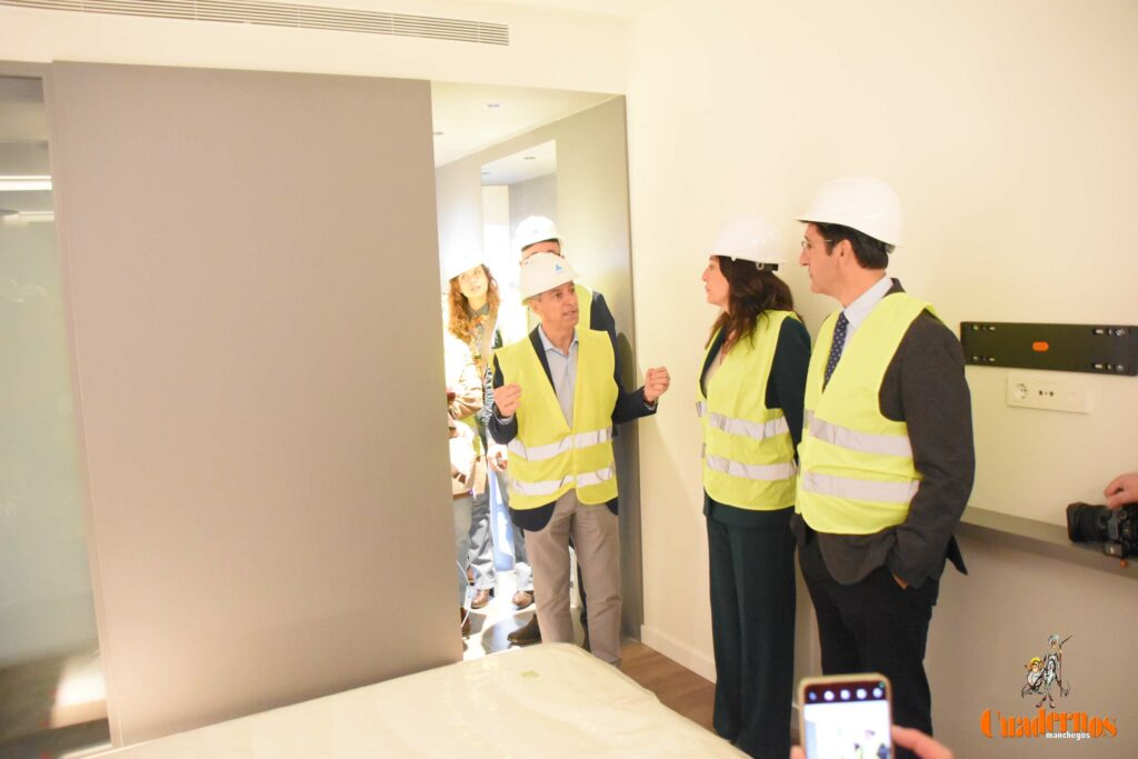 Caballero y Fernández visitan en Tomelloso las obras del primer hotel reubicable de cuatro estrellas de Europa que construye ANRO 30 caballero visita hotel anro fco carretero 19