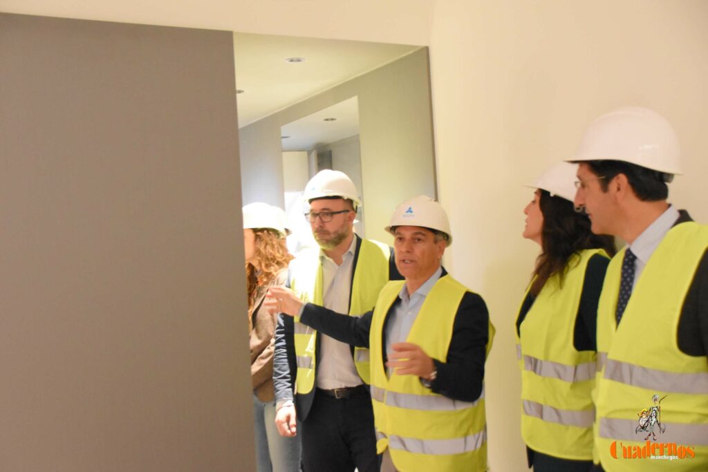 Caballero y Fernández visitan en Tomelloso las obras del primer hotel reubicable de cuatro estrellas de Europa que construye ANRO 31 caballero visita hotel anro fco carretero 20