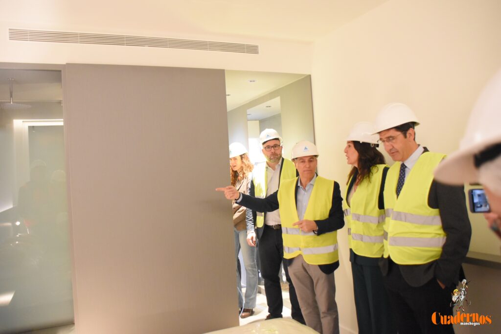 Caballero y Fernández visitan en Tomelloso las obras del primer hotel reubicable de cuatro estrellas de Europa que construye ANRO 32 caballero visita hotel anro fco carretero 21