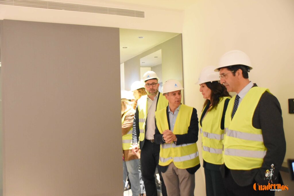 Caballero y Fernández visitan en Tomelloso las obras del primer hotel reubicable de cuatro estrellas de Europa que construye ANRO 33 caballero visita hotel anro fco carretero 22