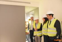 Caballero y Fernández visitan en Tomelloso las obras del primer hotel reubicable de cuatro estrellas de Europa que construye ANRO Caballero y Fernández visitan en Tomelloso las obras del primer hotel reubicable de cuatro estrellas de Europa que construye ANRO