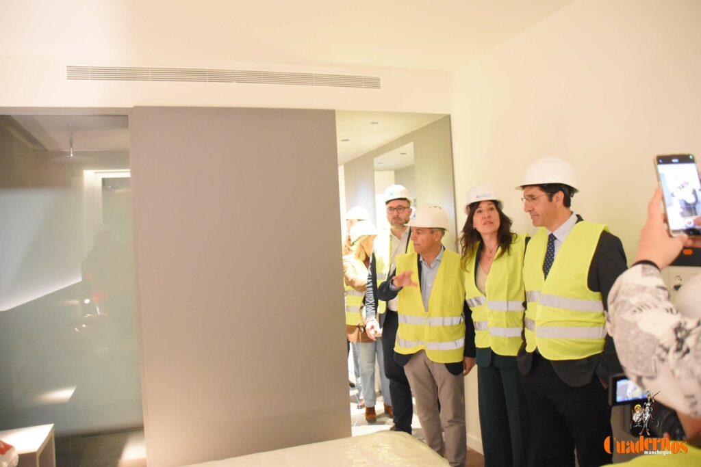 Caballero y Fernández visitan en Tomelloso las obras del primer hotel reubicable de cuatro estrellas de Europa que construye ANRO 34 caballero visita hotel anro fco carretero 23