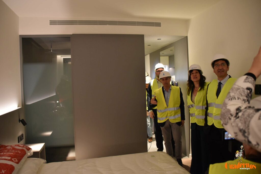 Caballero y Fernández visitan en Tomelloso las obras del primer hotel reubicable de cuatro estrellas de Europa que construye ANRO 35 caballero visita hotel anro fco carretero 24