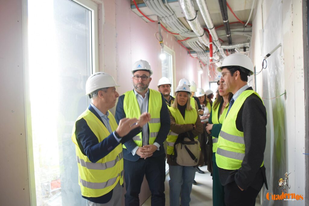 Caballero y Fernández visitan en Tomelloso las obras del primer hotel reubicable de cuatro estrellas de Europa que construye ANRO 37 caballero visita hotel anro fco carretero 26