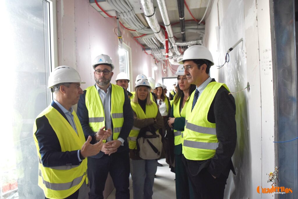 Caballero y Fernández visitan en Tomelloso las obras del primer hotel reubicable de cuatro estrellas de Europa que construye ANRO 38 caballero visita hotel anro fco carretero 27