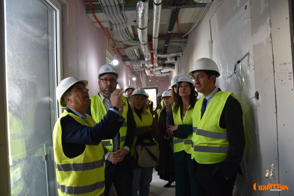 Caballero y Fernández visitan en Tomelloso las obras del primer hotel reubicable de cuatro estrellas de Europa que construye ANRO 39 caballero visita hotel anro fco carretero 28