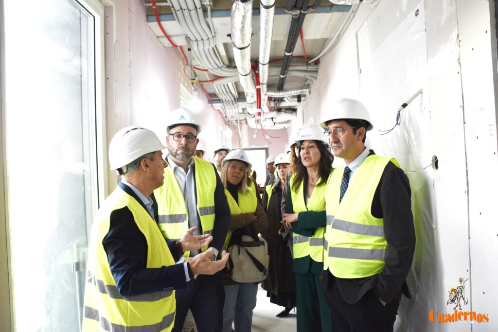 Caballero y Fernández visitan en Tomelloso las obras del primer hotel reubicable de cuatro estrellas de Europa que construye ANRO 40 caballero visita hotel anro fco carretero 30