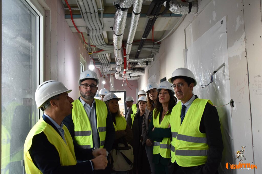 Caballero y Fernández visitan en Tomelloso las obras del primer hotel reubicable de cuatro estrellas de Europa que construye ANRO 41 caballero visita hotel anro fco carretero 31