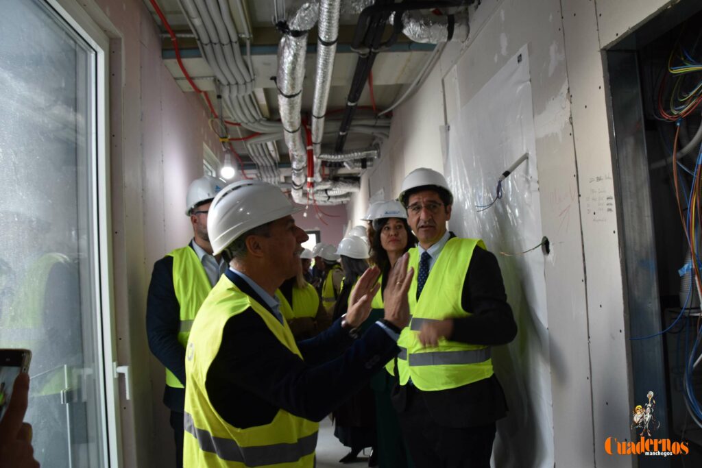 Caballero y Fernández visitan en Tomelloso las obras del primer hotel reubicable de cuatro estrellas de Europa que construye ANRO 42 caballero visita hotel anro fco carretero 32
