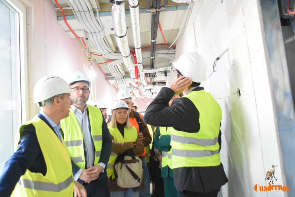 Caballero y Fernández visitan en Tomelloso las obras del primer hotel reubicable de cuatro estrellas de Europa que construye ANRO 43 caballero visita hotel anro fco carretero 33